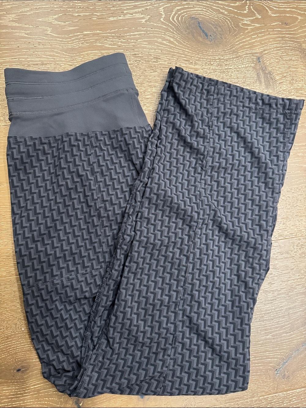 Lululemon Size 8 Gray Patterned Workout Pants High Rise - Picture 5 of 5